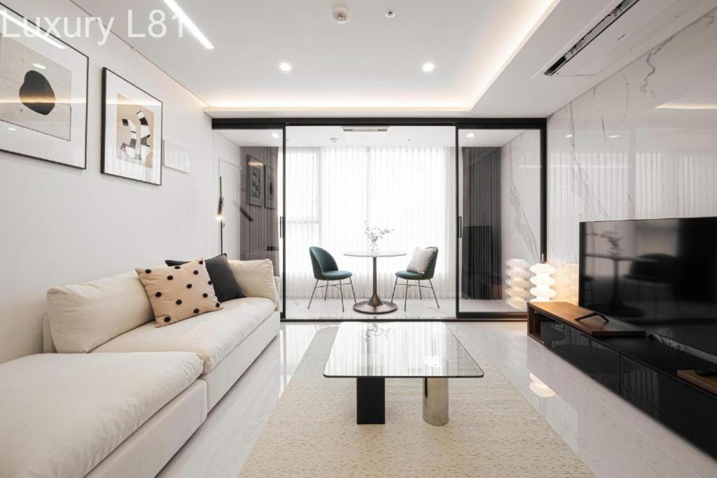 Angia Luxury Apartment Inside Landmark 81 Tower Хошимин Экстерьер фото