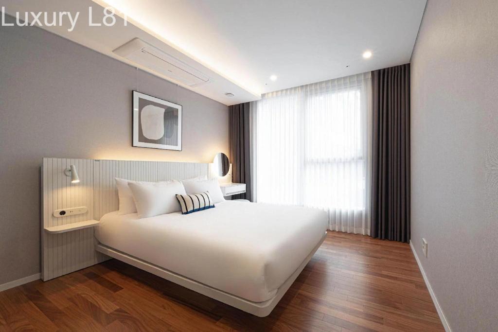Angia Luxury Apartment Inside Landmark 81 Tower Хошимин Экстерьер фото