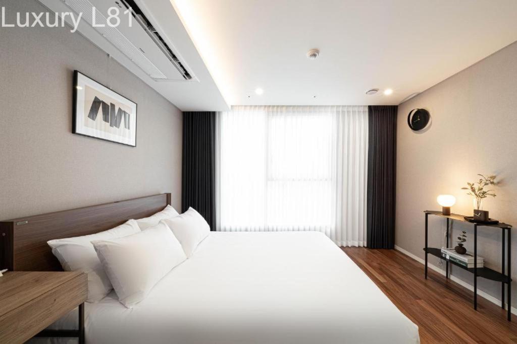 Angia Luxury Apartment Inside Landmark 81 Tower Хошимин Экстерьер фото